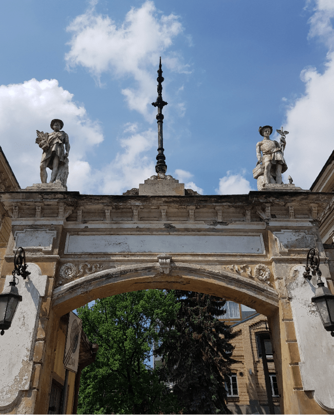 Statues of two men on a building's entrance